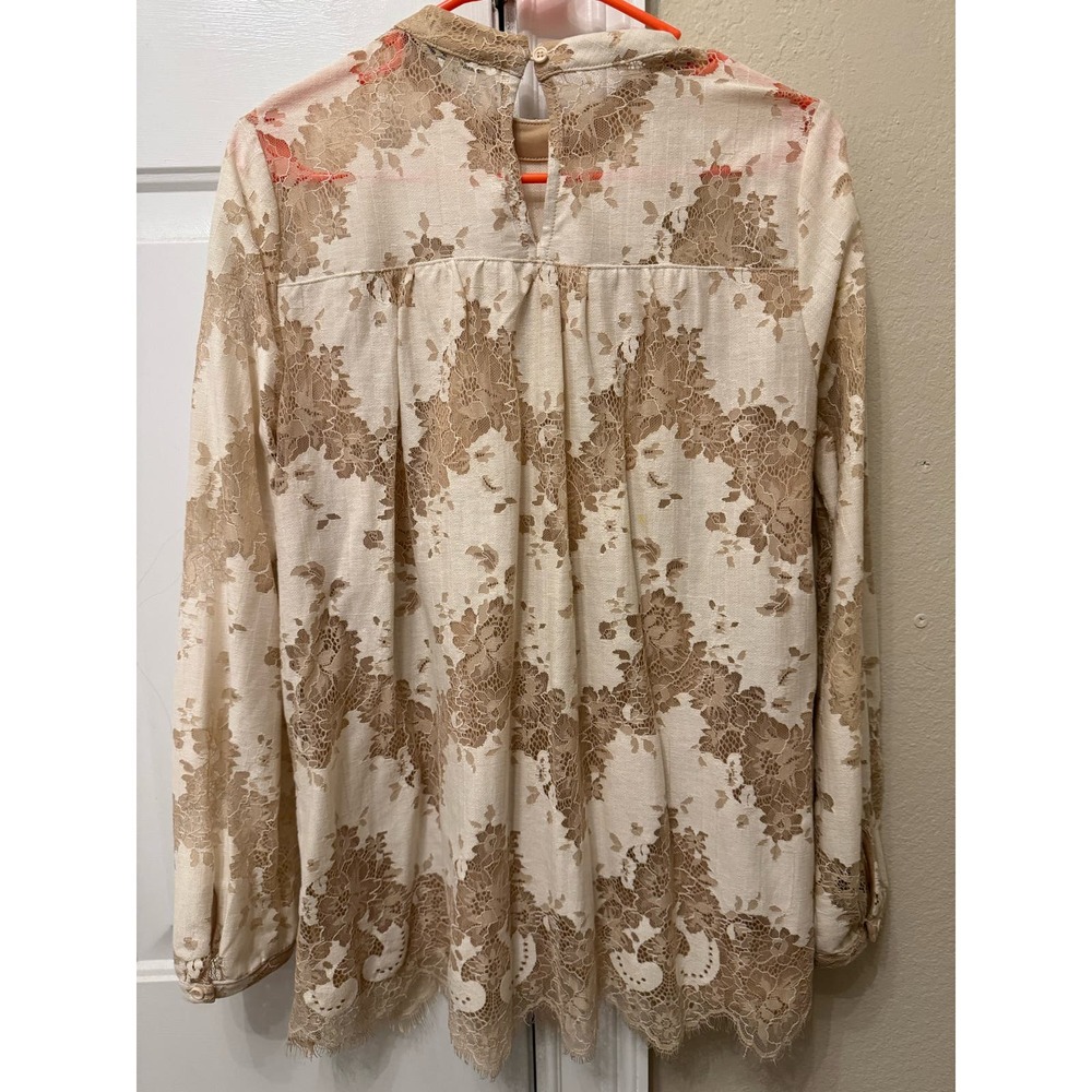 Beautiful lace top - Picture 2 of 3